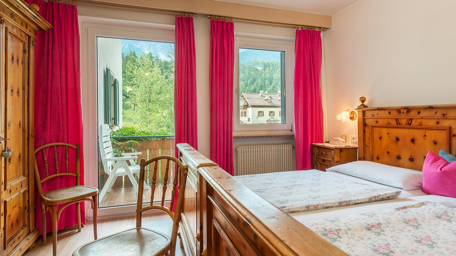 Ein elegantes Zimmer mit Balkon in unserem Hotel in Innichen, Hochpustertal