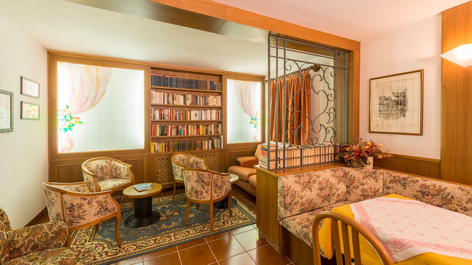 The relaxing reading room at our Garnì Letizia